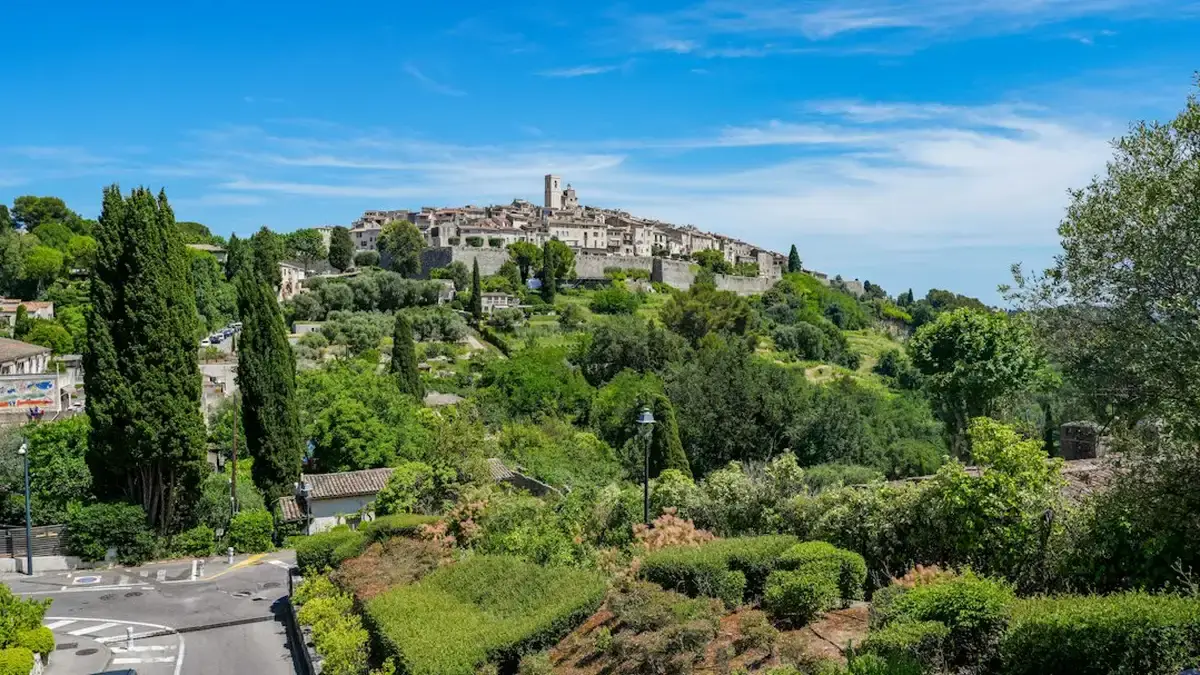 Village perché de Provence, illustration pour un avocat fiscaliste dans le Var